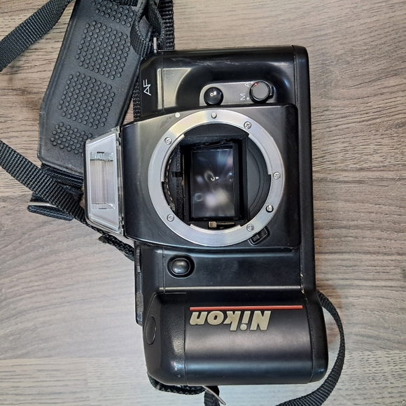 Nikon Auto Focus Camera N4004 AF SLR 35mm Film Vintage Camera Body Only TESTED - Picture 5 of 7